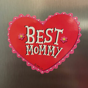 A red, heart-shaped magnet reads "Best Mommy."